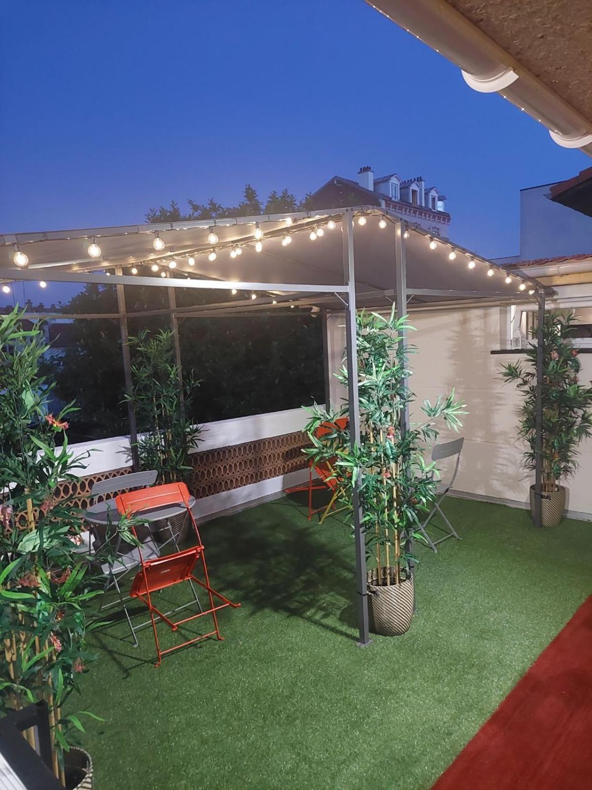 Paris-eiffel, Bienvenue -terrasse -netflix Apartment